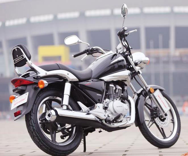 新大洲本田小型太子，外型漂亮还省油，150排量，仅售9900元