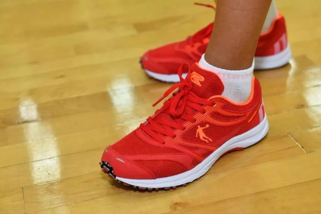 还记得第一双跑鞋吗,还记得第一双碳板跑鞋吗