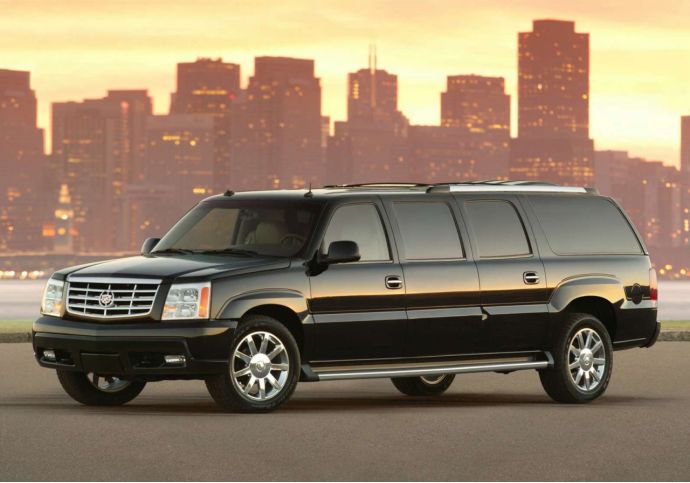 凯雷德对比路虎卫士气场,新款凯雷德的参数配置