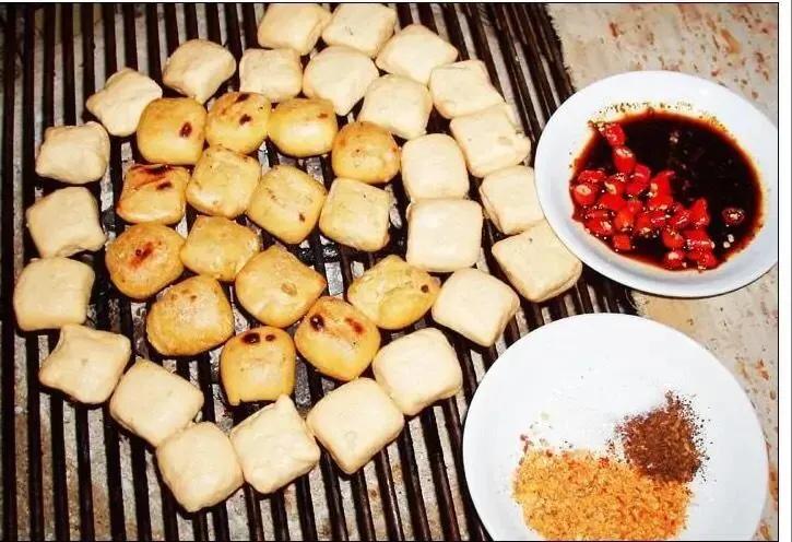 建水县烤豆腐蘸水,建水县曲江镇东山烤豆腐