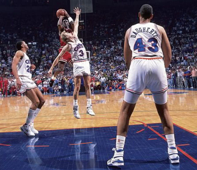 “乔丹伟大23战”9-12：69分坐实骑士克星，1动作吓坏魔术师