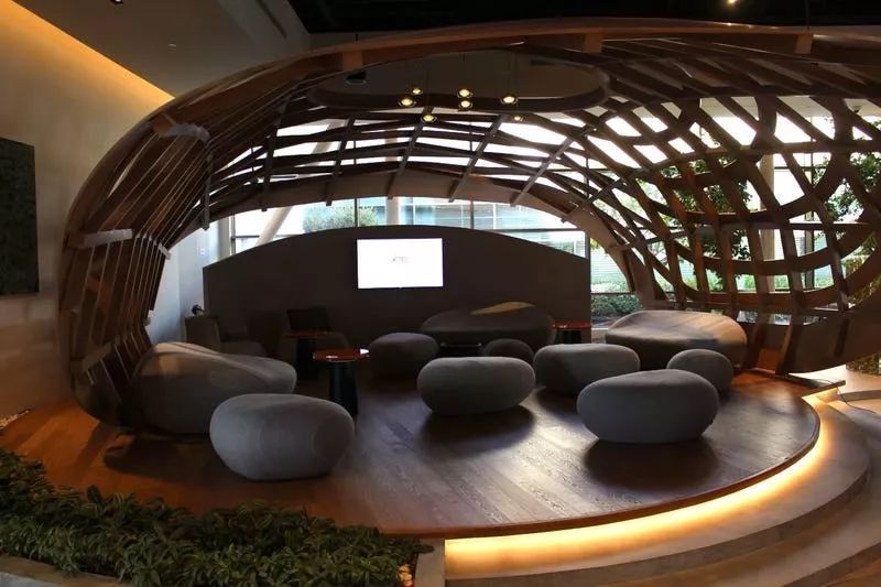 迪拜机场豪华VIP私人候机楼,还可试驾布加迪威龙,简直壕气冲天