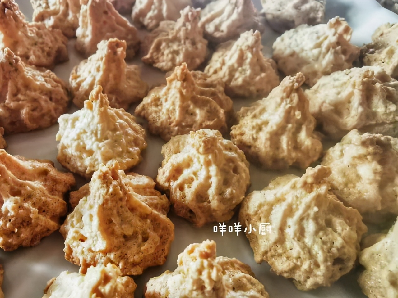 用鸡蛋清做的饼干入口即化,如何制作很酥松的饼干