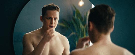 上来就一丝不挂，这部沙雕片儿让人笑出腹肌