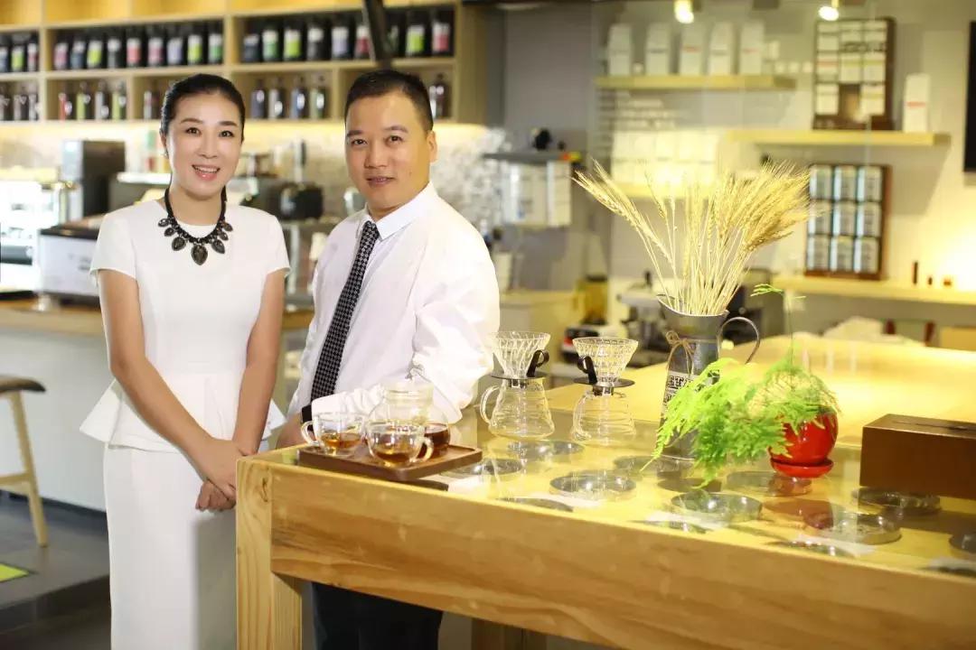 他用“小米模式”5年爆开1000+茶饮店！92%加盟店盈利！