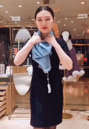 羊绒围巾这样戴简单又时尚,丝绸面料的围巾的系法