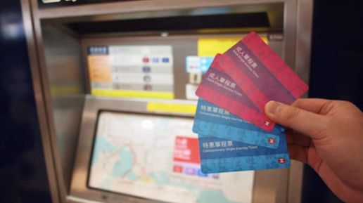 看看香港的私家车和地铁站你才知道什么叫快节奏生活