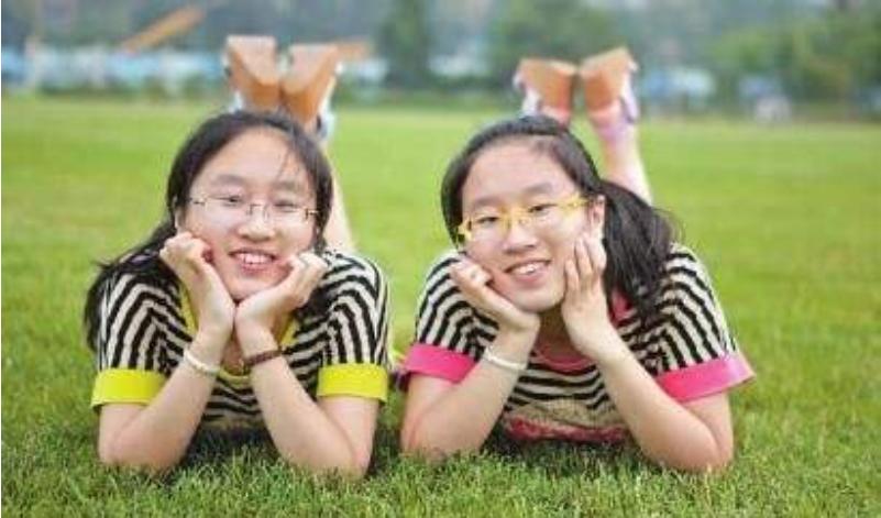 双胞胎姐妹花喝豆浆,双胞胎姐妹一个喝牛奶一个喝豆浆