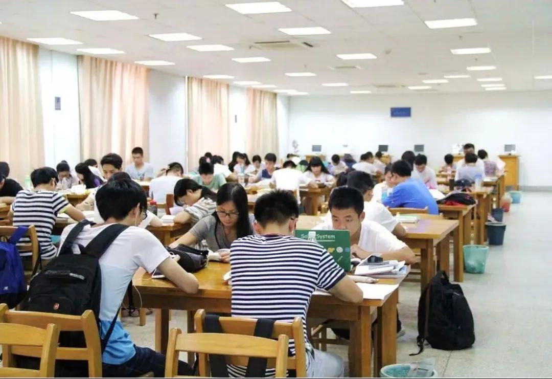 南京“超豪华”大学：别墅宿舍，配备电梯、空调、独卫，坐拥影院、游泳馆、健身房！