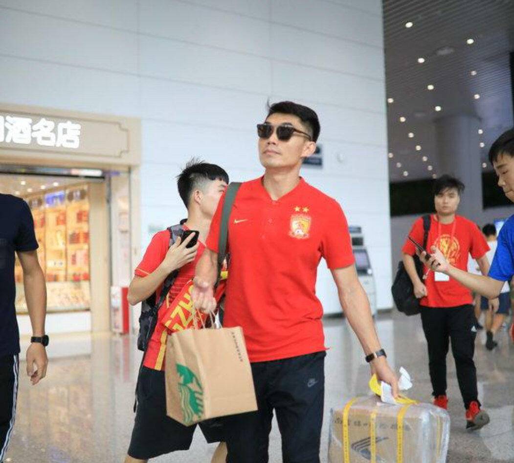 4轮赚9分！这支冠*队军**已升至联赛第9，主帅跑不死精神感染全队