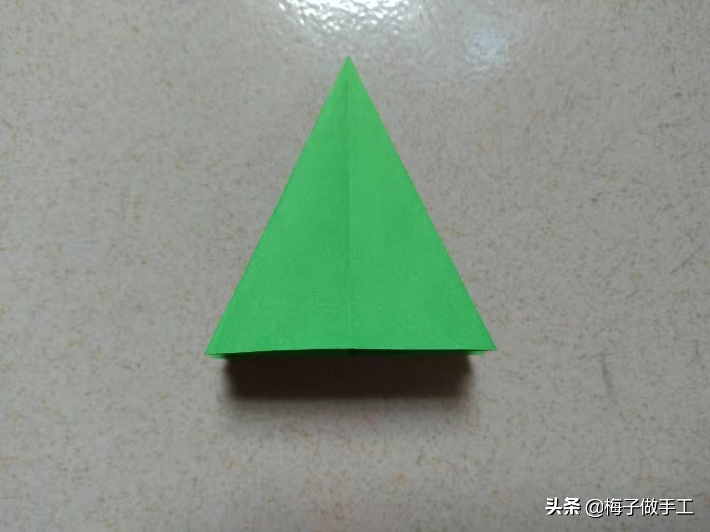 儿童折纸圣诞树的做法,儿童折纸圣诞树的折法