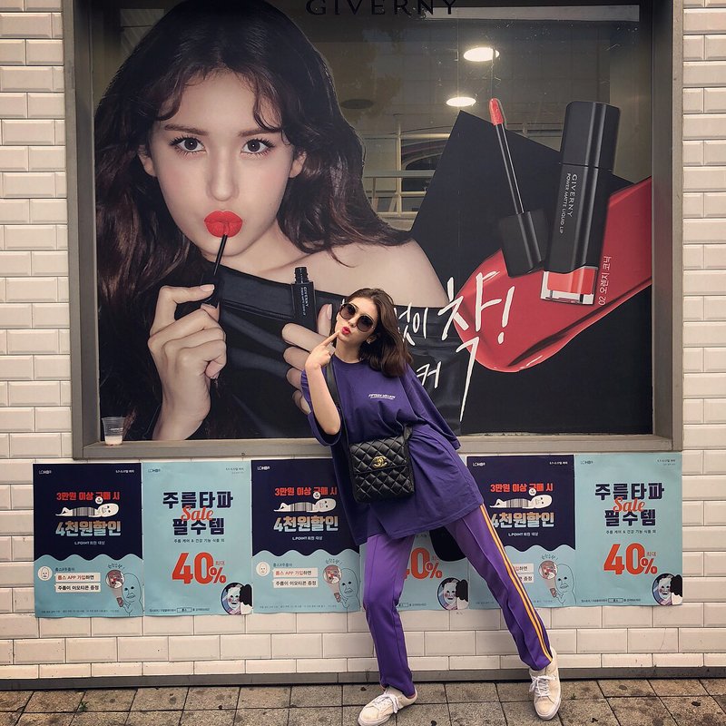 又甜又潮的正妹不多了!这位妹子全身Supreme脚踩AJ1倒钩太正