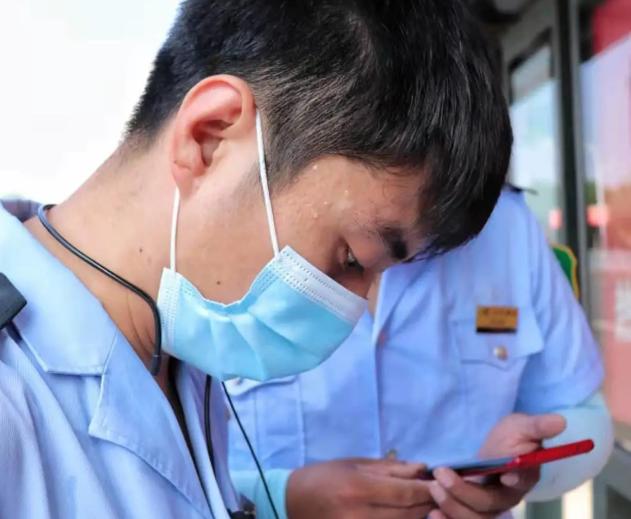 不惧考验高温天致敬列车搓澡人,不畏高温酷暑奋战一线