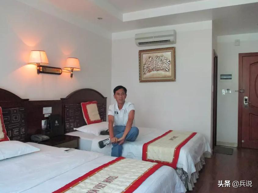 越南老兵重回当年战斗过的洞穴 (越南老兵回忆丛林战争)