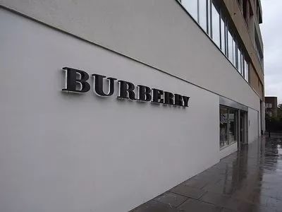 Burberry宁愿烧掉2.5亿库存也不贱卖，原因竟有点心酸...