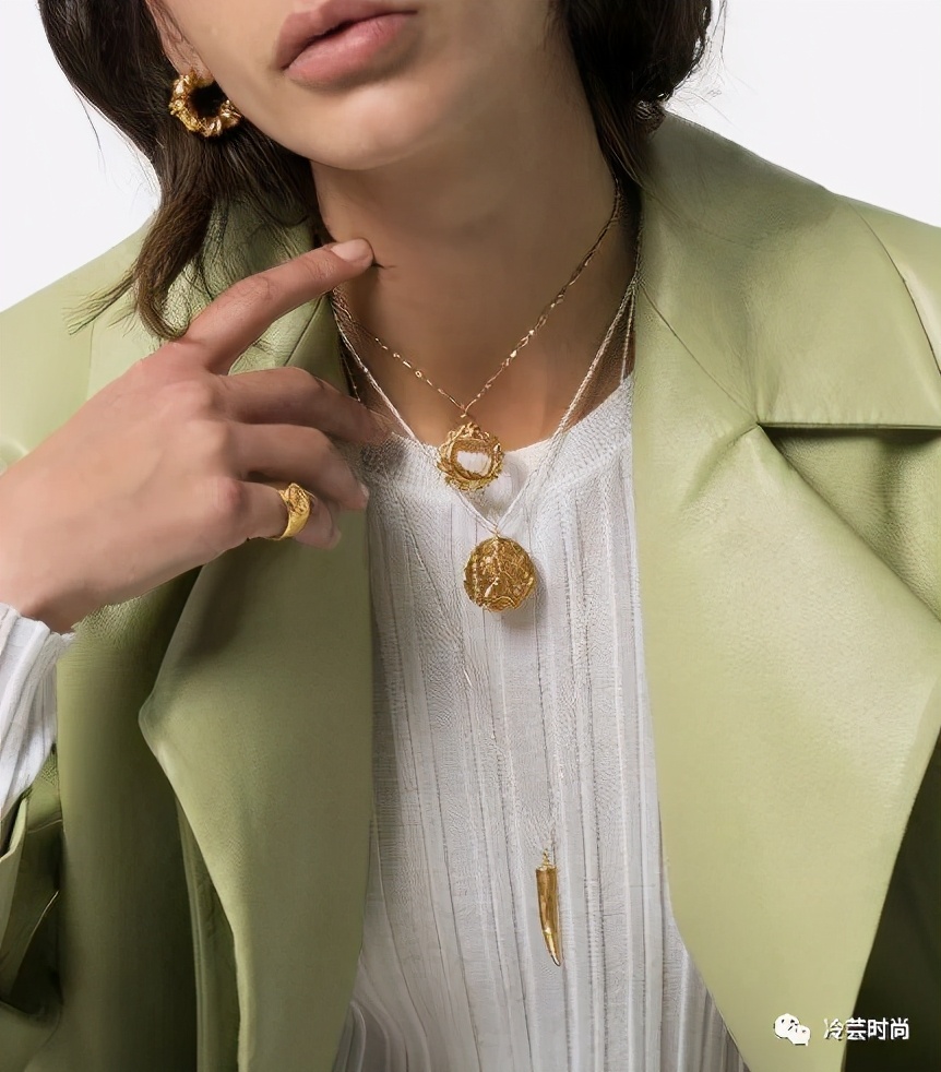 项链的活动扣佩戴方法,项链的佩戴要讲究八大搭配技巧
