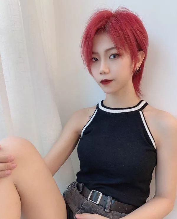 燕尾个性有型的短发,女士短发燕尾造型色彩搭配