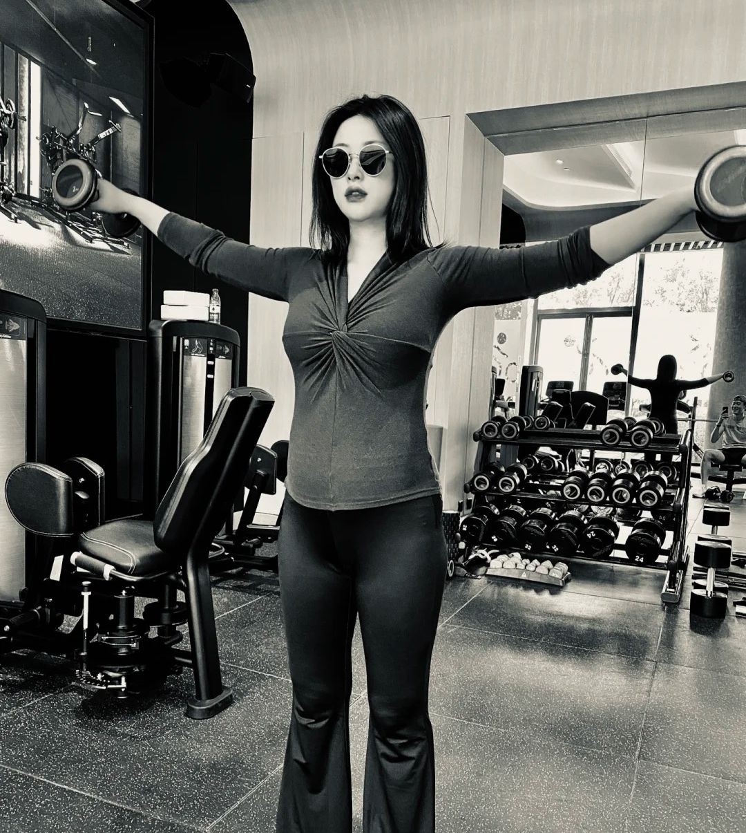 朱珠晒孕期日常照,身材走样明显胳膊粗壮,6个月孕肚任由马亲吻