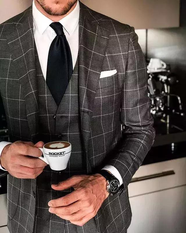 格纹西装搭配衬衫牛仔裤率性洒脱,不平凡气质穿搭