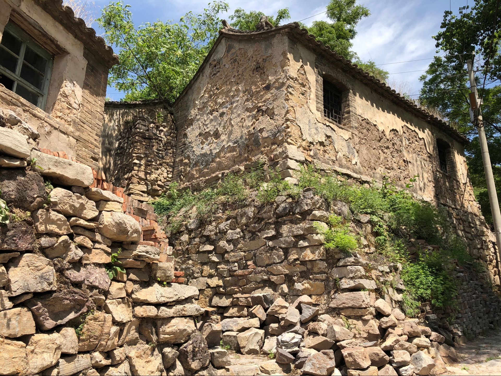 城里人在农村买地基修房子合法吗,城市人买农村房屋确权怎么办