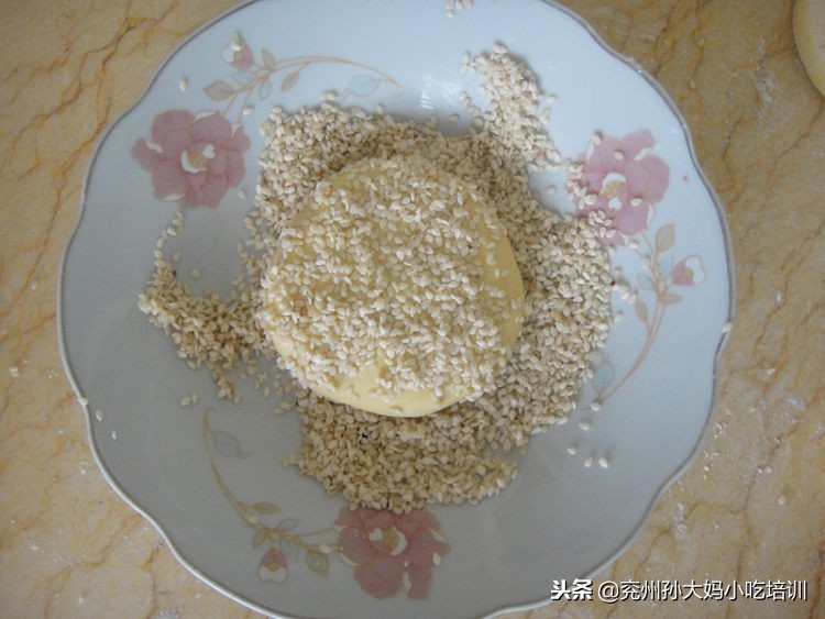 自家炸油条面的做法,家庭自制老面发面油条的做法