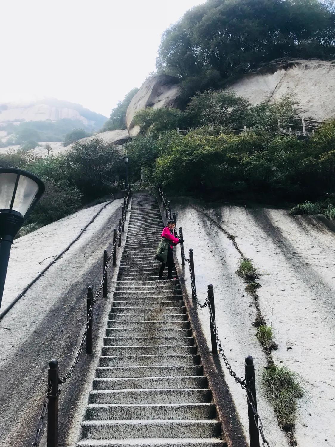 鐧讳簡鍗庡北鐪嬫贰鐢熸,绔欏湪灞遍《鍗庡北璁哄墤