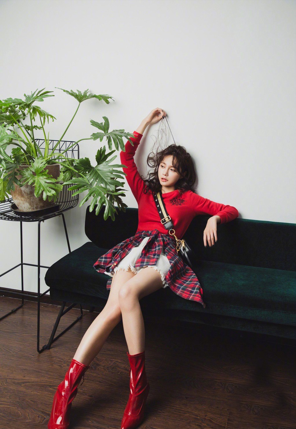 沈梦辰穿短款上衣秀小蛮腰,沈梦辰彩色针织外套开叉现身机场