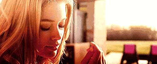 说好的一起自然素面朝天，你却偷偷的喷了香水……