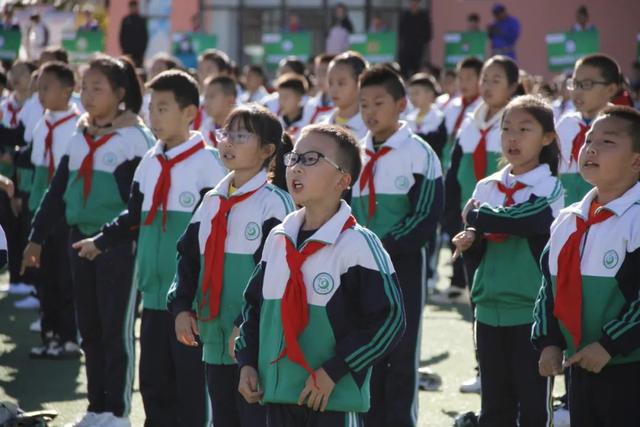 “少年花伞舞，悠扬骏马曲”助威“周末联赛”鄂尔多斯四赛区