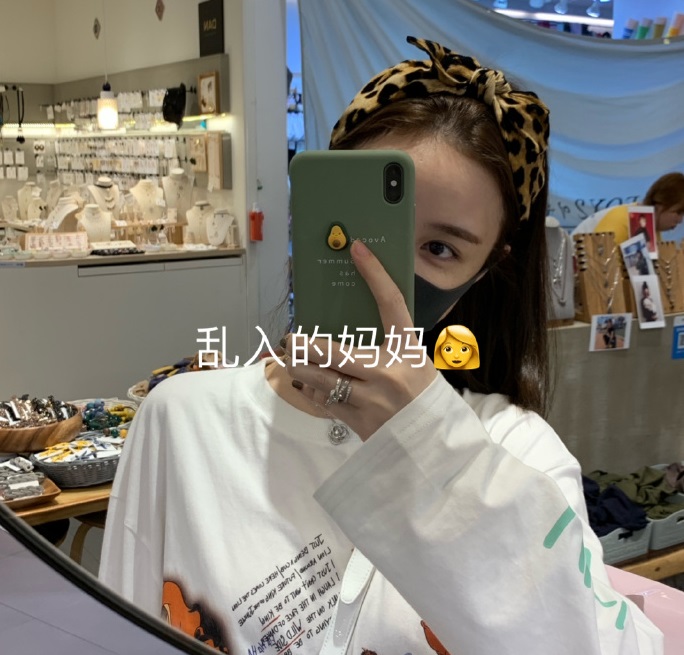 网红雪梨雇佣童工？儿子小豆子被迫营业，大夏天毛衣绒帽加身