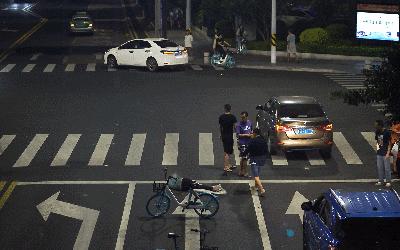 奇葩醉酒男把拱北闹市路口当床，铺上被子呼呼大睡！过往司机心惊胆战！