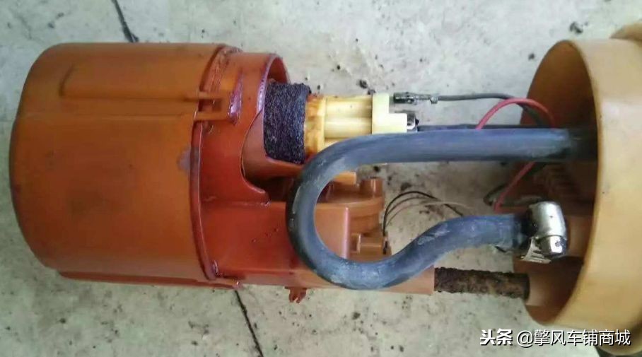 冬天排气管冒青烟怎么回事,冬天热车排气管冒白烟是正常的吗