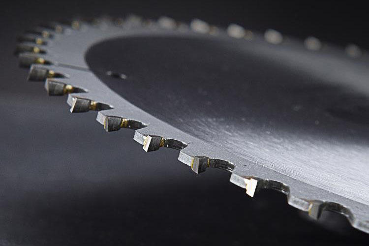 “锯”绝伐木累！其实只要四步就能挑选出来一把完美的电圆锯