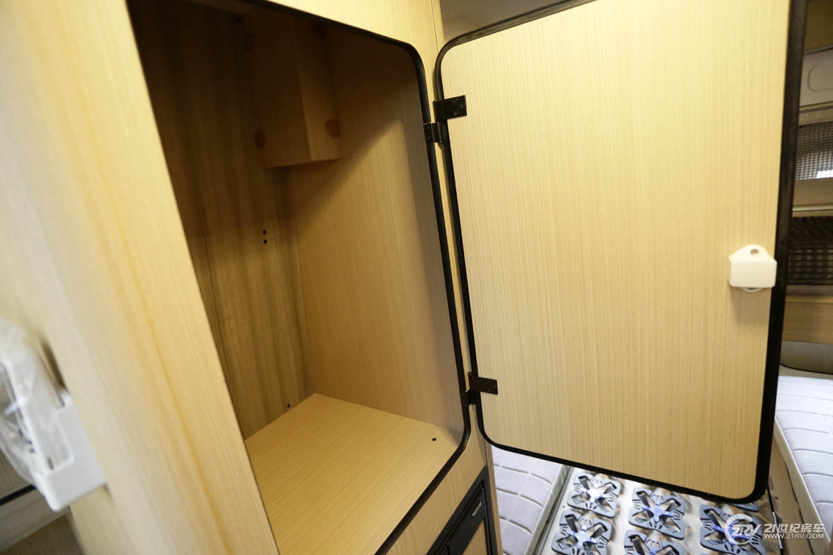 25万大通v90七座,大通v90自动挡5.95米长轴高顶房车