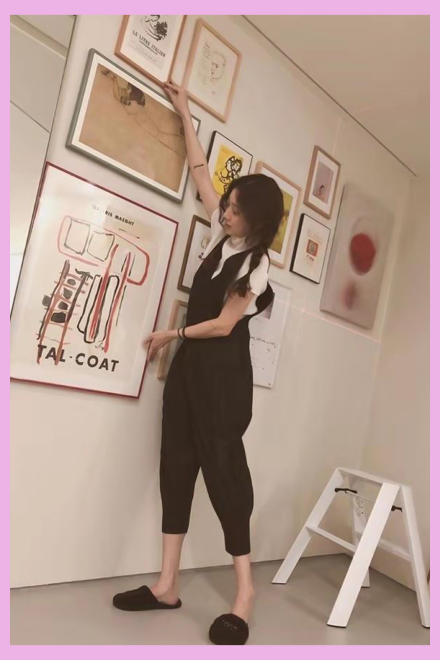 郑丽媛晒穿搭，小卷毛太吸睛，韩国小姐姐的夏天都是这么好看吗