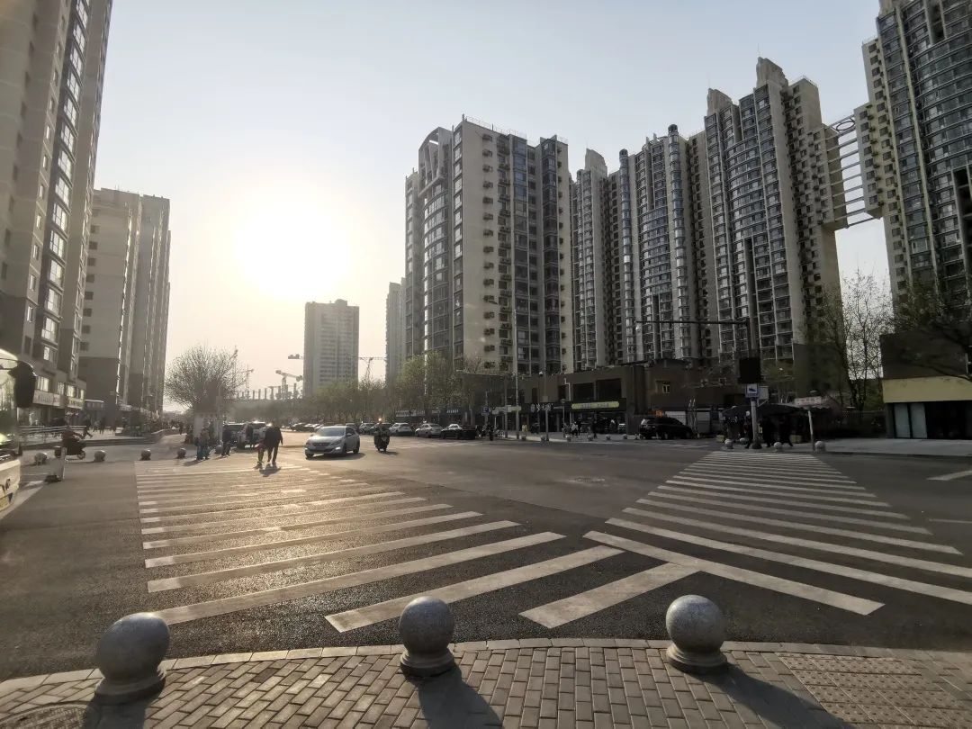 “头摇得像拨浪鼓”，在这儿过马路怎么这么难？