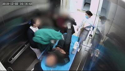 男子在电梯踹女子后续,电梯男子一脚踹飞女孩