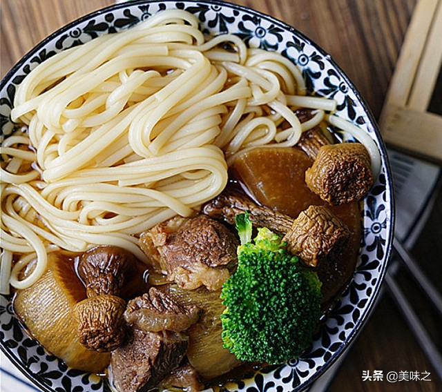 最简单热汤面的家常做法,热汤面的家常做法不辣