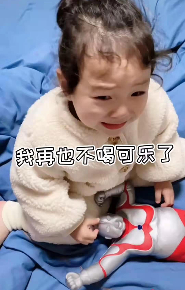 女儿喝可乐上瘾，爸爸妙计帮女儿戒掉可乐，网友：爱美不分年龄