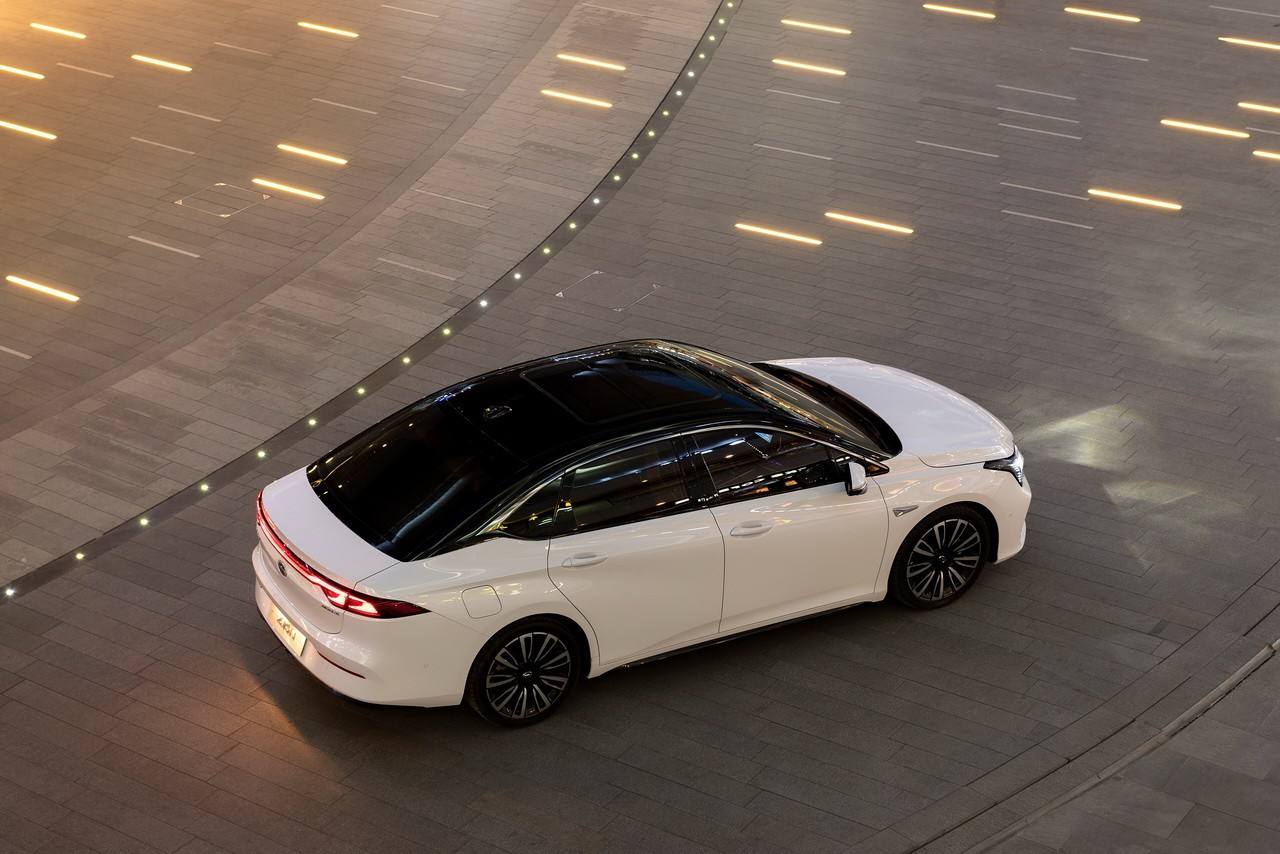 明明可以靠脸吃饭偏偏要靠实力,明明可以靠脸吃饭却要靠实力小说