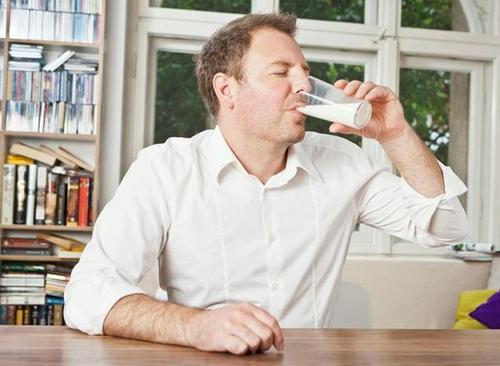 燕麦奶和普通牛奶哪个热量高,谷物燕麦好麦多