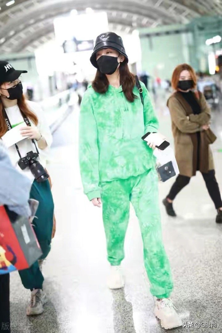 复古风潮来袭这件灯芯绒很火,红色灯芯绒复古风搭配