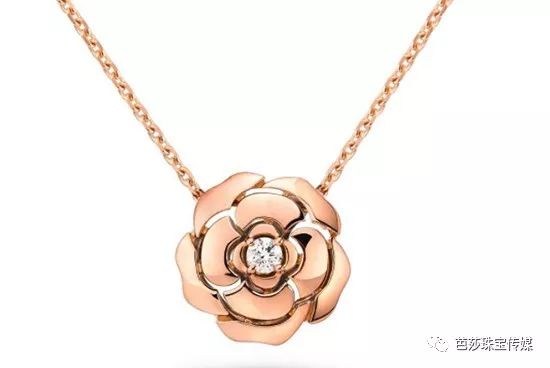 早春最流行的珠宝搭配,什么穿搭可以戴夸张的珠宝