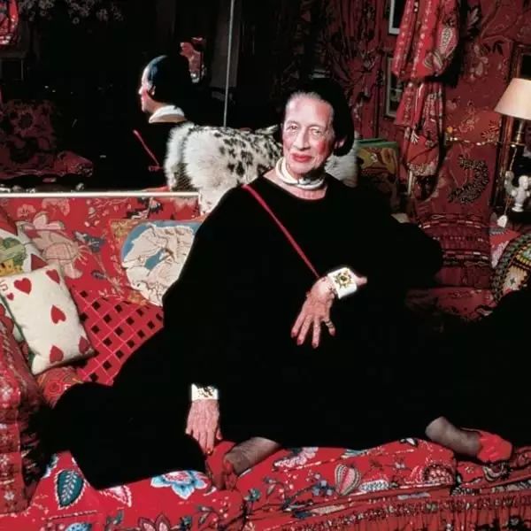 Dior花115万买她大片，雪奈做闺蜜，这个“丑女”才是真时尚