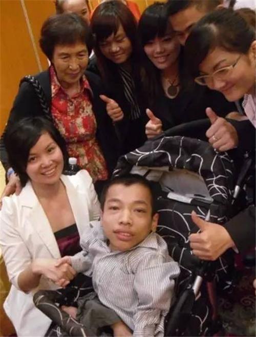 他身高不足1米,却身价上亿,娶1米7的秘书为妻,如今怎样