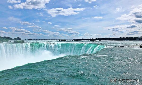 胡杏儿和老公撇下两儿子出国旅行,胡杏儿晒与儿子合照画面温馨感人