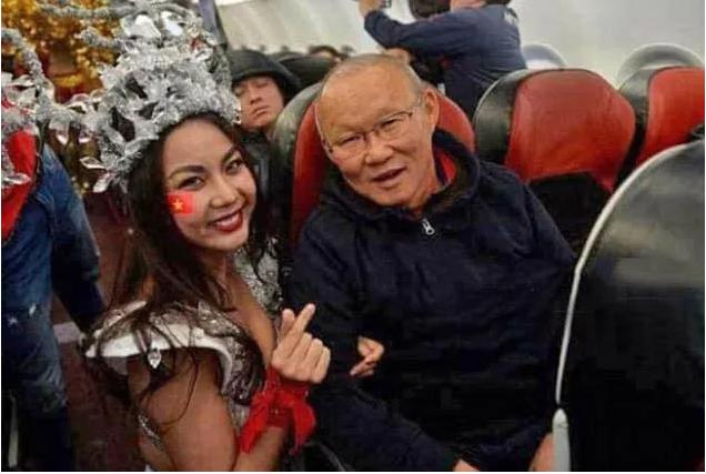 哪家航空公司空姐衣服是红色裙子,全球最漂亮空姐航空公司