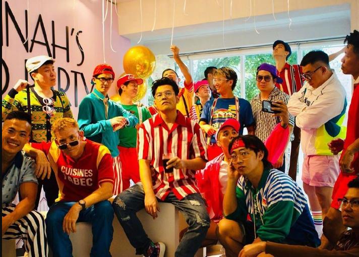 周杰伦比赛也不忘耍帅,周杰伦打游戏然后线下打球