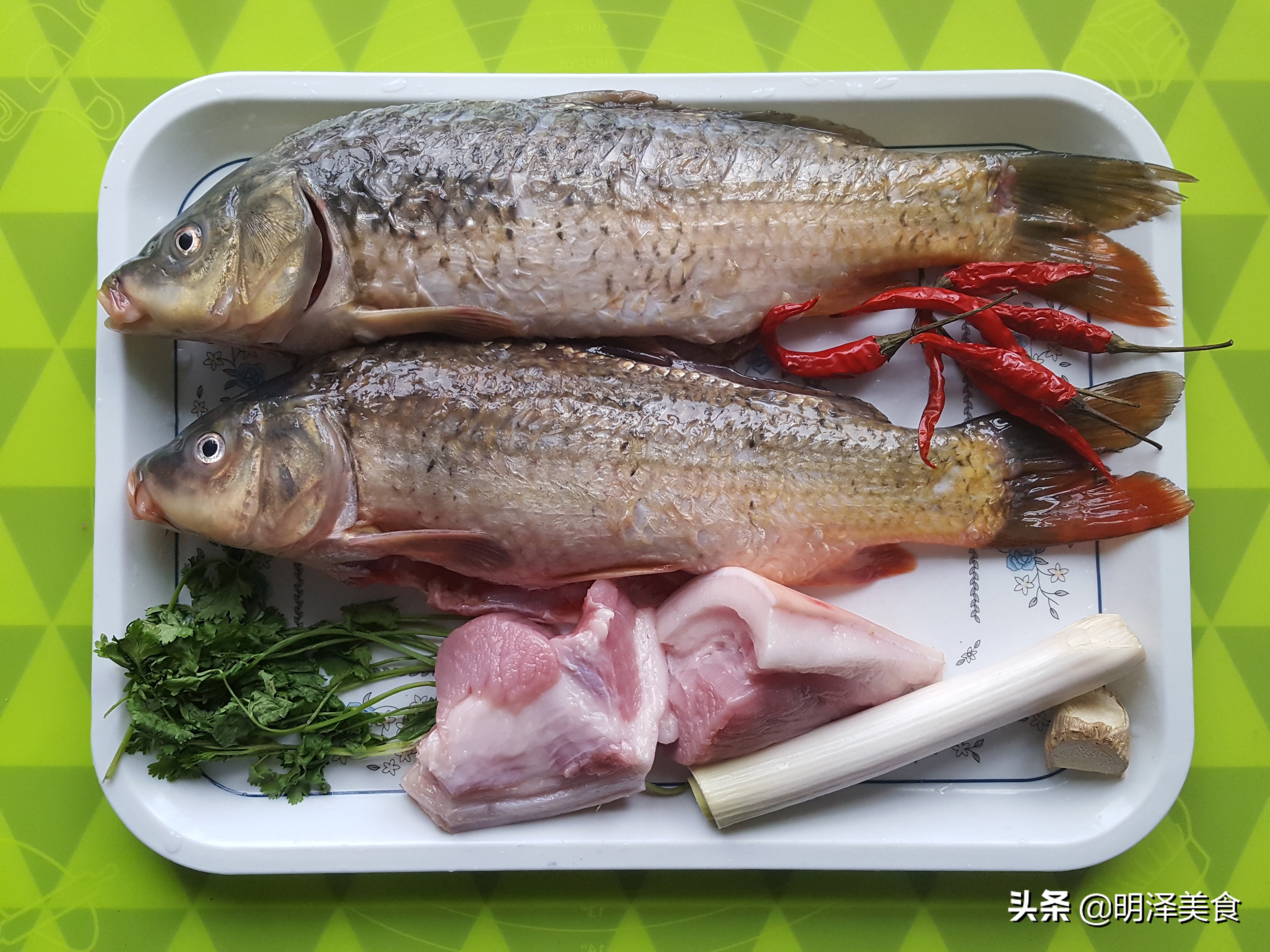 两条鲤鱼多少钱,鲤鱼炖鱼最正宗的做法