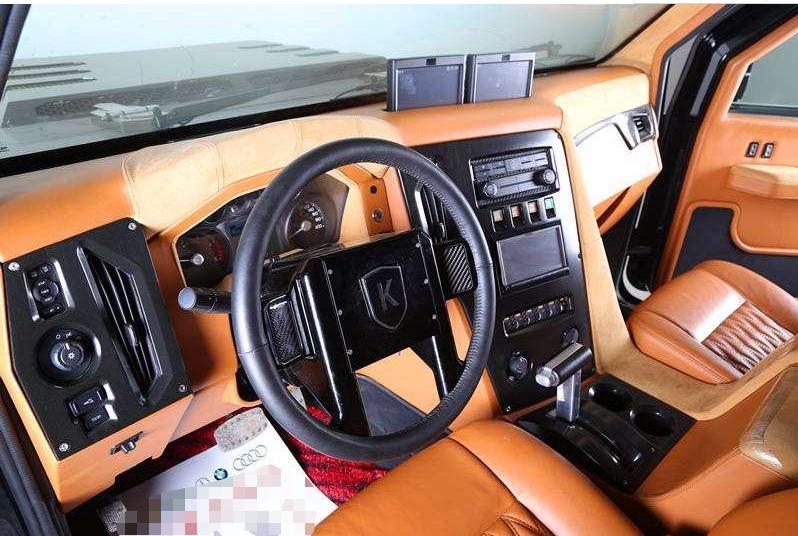 55岁大妈买1200万豪车，男销售弯腰相迎，全程微笑服务